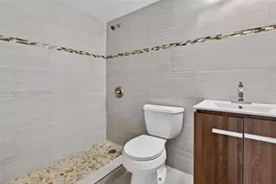 400 W Palm Cir W, Pembroke Pines, FL 33025 - Photo 9