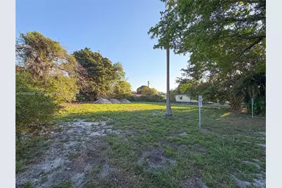 1060 NW 51st St, Miami, FL 33127 - Photo 15