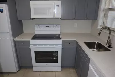 8500 Sunrise Lakes Blvd #111, Sunrise, FL 33322 - Photo 1