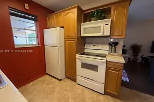 421 NE 1st St, Hallandale Beach, FL 33009 - Photo 17