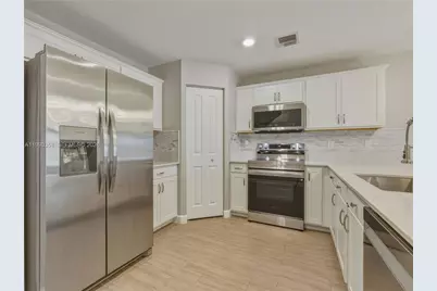 6011 Woods Edge Cir #6011, Riviera Beach, FL 33410 - Photo 9