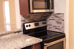 453 Lakeview Dr, Weston, FL 33326 - Photo 13