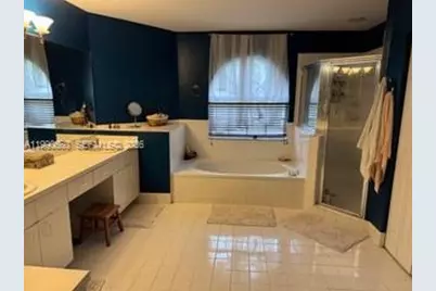 1040 NW 185th Ave, Pembroke Pines, FL 33029 - Photo 21