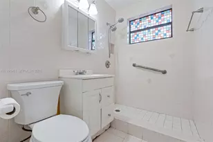 1028 W 30th St, Hialeah, FL 33012 - Photo 15