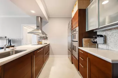 218 SE 14th St #1007, Miami, FL 33131 - Photo 5