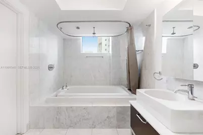 218 SE 14th St #1007, Miami, FL 33131 - Photo 5