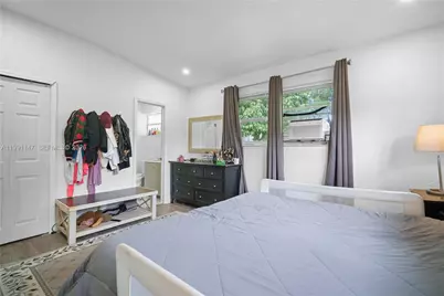 369 NE 158th St, Miami, FL 33162 - Photo 15