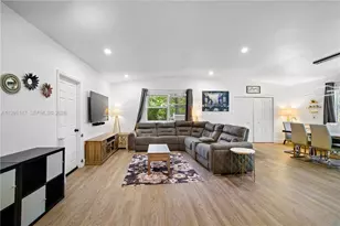 369 NE 158th St, Miami, FL 33162 - Photo 7