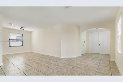 8841 W 34th Ct, Hialeah, FL 33018 - Photo 15