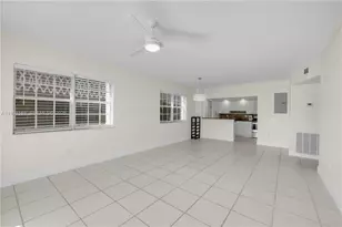 462 Golden Isles Dr, Hallandale Beach, FL 33009 - Photo 15