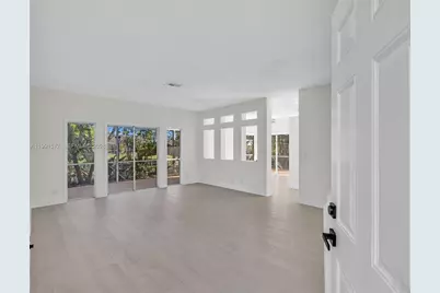 11407 Lakeview Dr, Coral Springs, FL 33071 - Photo 17