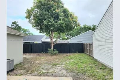 8615 SW 15th St, Pembroke Pines, FL 33025 - Photo 23