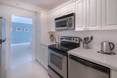 5601 Collins Ave #1420, Miami Beach, FL 33140 - Photo 9