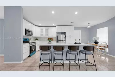 9131 N Lake Miramar Cir, Miramar, FL 33025 - Photo 13