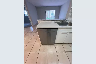 251 W Palm Cir W #107, Pembroke Pines, FL 33025 - Photo 9