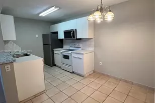 251 W Palm Cir W, Pembroke Pines, FL 33025 - Photo 7