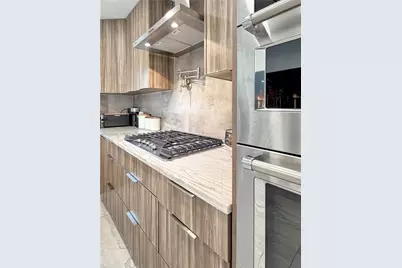 233 W 39th Pl, Hialeah, FL 33012 - Photo 5