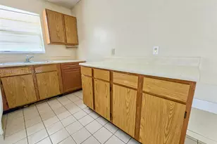 211 SE 10th St, Hallandale Beach, FL 33009 - Photo 9