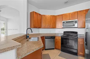 10012 NW 7th St, Miami, FL 33172 - Photo 11