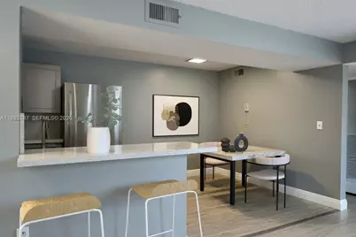 350 W Palm Cir W #201, Pembroke Pines, FL 33025 - Photo 1