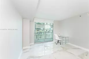 55 SE 6th St, Miami, FL 33131 - Photo 17