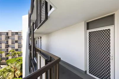 20400 W Country Club Dr #605, Aventura, FL 33180 - Photo 33