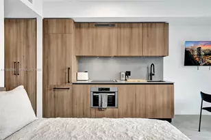 121 NE 5, Miami, FL 33132 - Photo 3