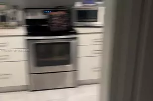 10000 NW 9th St Cir, Miami, FL 33172 - Photo 9