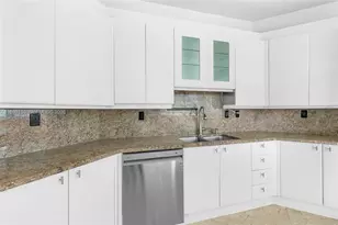 300 South Pointe Dr, Miami Beach, FL 33139 - Photo 15