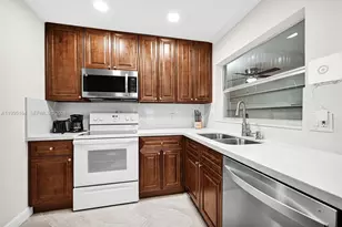 2528 SW Natura Blvd, Deerfield Beach, FL 33441 - Photo 7