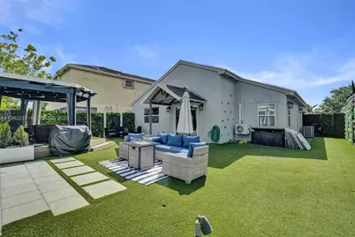 372 W Riverbend Dr, Sunrise, FL 33326 - Photo 19