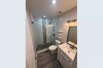1050 W 37th St, Hialeah, FL 33012 - Photo 11