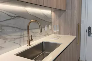 77 SE 5th St, Miami, FL 33131 - Photo 3