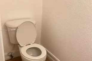 7985 NW 8th St, Miami, FL 33126 - Photo 9