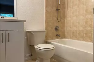 7985 NW 8th St, Miami, FL 33126 - Photo 15