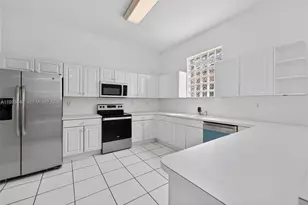 8852 NW 147th Ln, Miami Lakes, FL 33018 - Photo 9