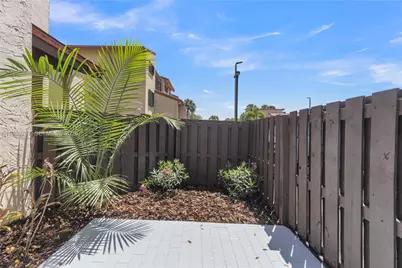 425 W Park Dr #12, Miami, FL 33172 - Photo 3