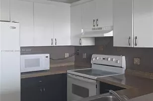 8075 NW 7th St, Miami, FL 33126 - Photo 15