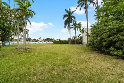 1018 S Northlake Dr, Hollywood, FL 33019 - Photo 15