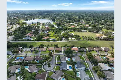 1110 Cedar Creek Way, Davie, FL 33325 - Photo 7
