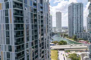 31 SE 6th St, Miami, FL 33131 - Photo 3