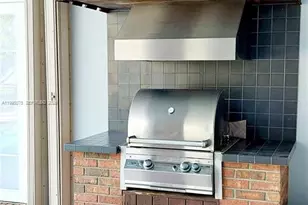 18921 W Oakmont Dr, Hialeah, FL 33015 - Photo 21