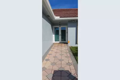 18921 W Oakmont Dr, Hialeah, FL 33015 - Photo 3