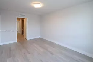 2555 NE 193rd St, Miami, FL 33180 - Photo 17