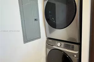 31 SE 5th St, Miami, FL 33131 - Photo 9