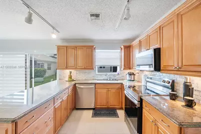 9602 NW 8th Cir, Plantation, FL 33324 - Photo 11