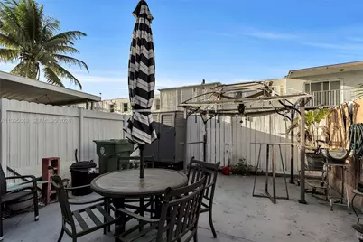 805 W 79th Pl, Hialeah, FL 33014 - Photo 23