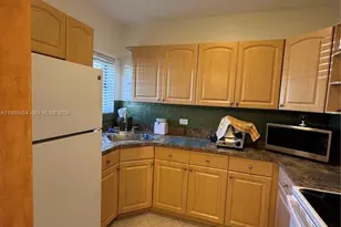 510 76, Miami Beach, FL 33141 - Photo 5