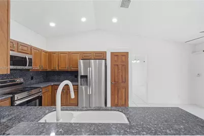 676 NW 107th Ln, Coral Springs, FL 33071 - Photo 7