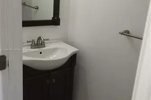 210 E Palm Cir E, Pembroke Pines, FL 33025 - Photo 11